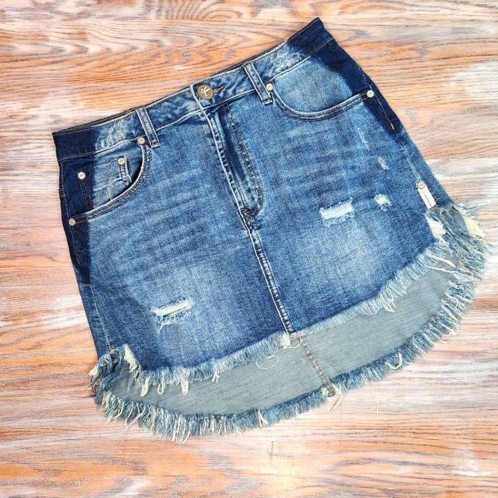OneTeaspoon Distressed Mini Denim Skirt Size 29: Effortlessly Edgy Style